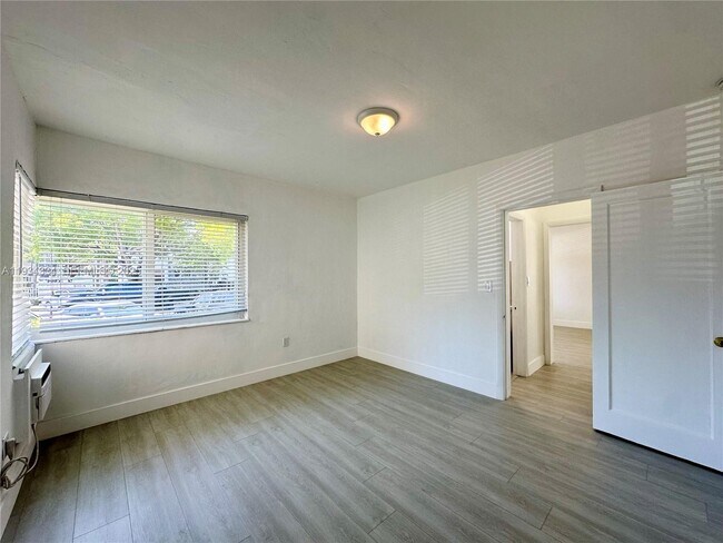 Building Photo - 955 Bay Dr