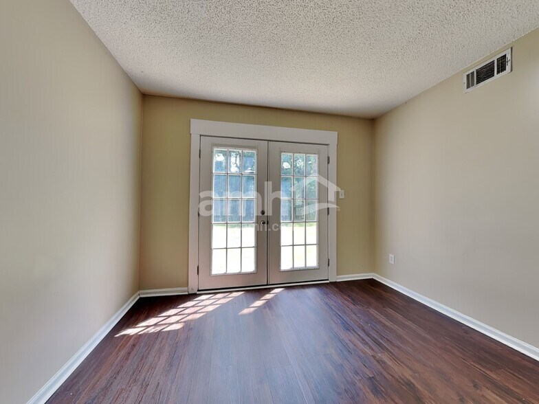 Building Photo - 223 Longleaf Cir