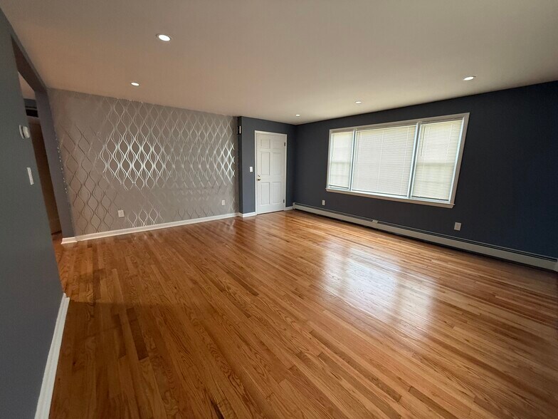 Building Photo - 25 Melrose Pl