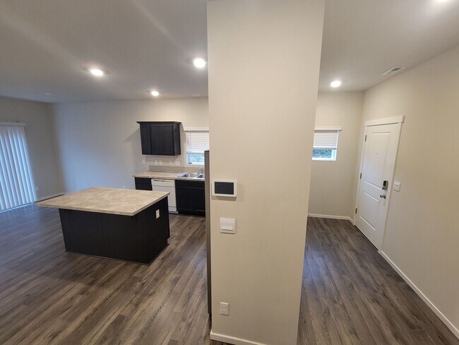 Building Photo - Spacious Bremerton 3 Bedroom, Available Now!