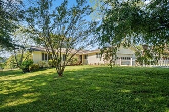Building Photo - Spacious Updated Ranch