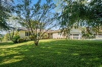 Building Photo - Spacious Updated Ranch