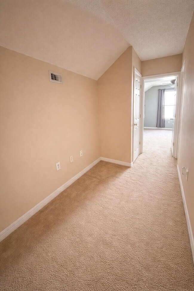 Building Photo - 437 Bridgewater Ct