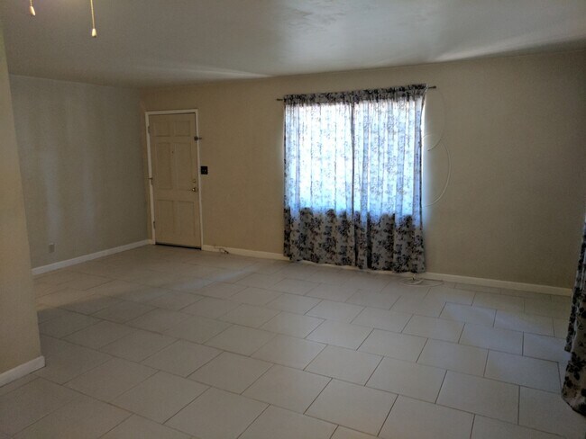 Building Photo - 2 Bedroom and 1 Bath Rental