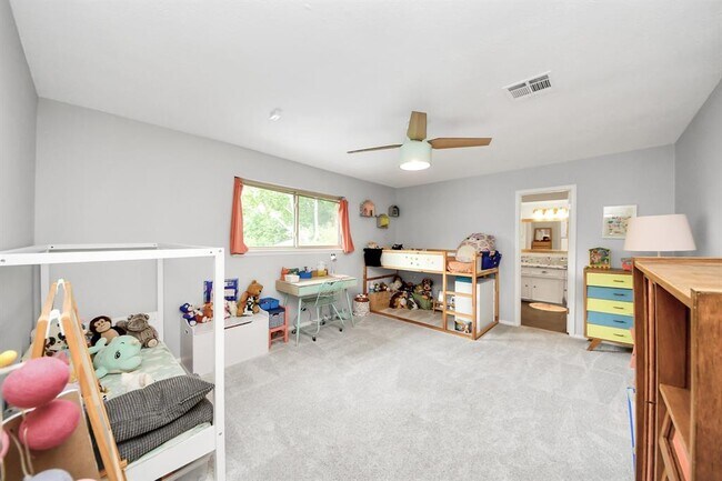 Building Photo - 403 Lakeside Estates Dr