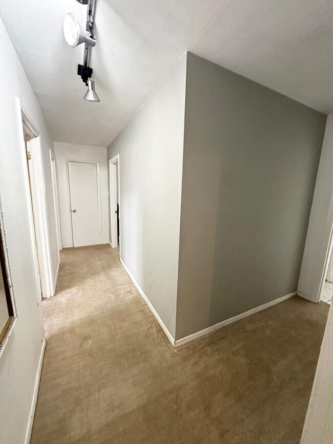 Building Photo - 3 Bedroom 2 Bathroom Ready to Rent