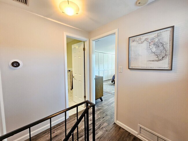 Building Photo - Seasonal Short-Term Venice Island Townhouse Steps from Venice Beach!