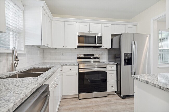 Building Photo - 4766 Pontchartrain Dr