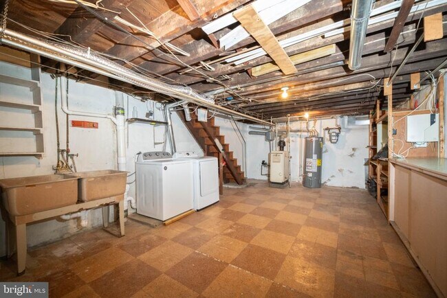 Building Photo - 111 Rosemar St