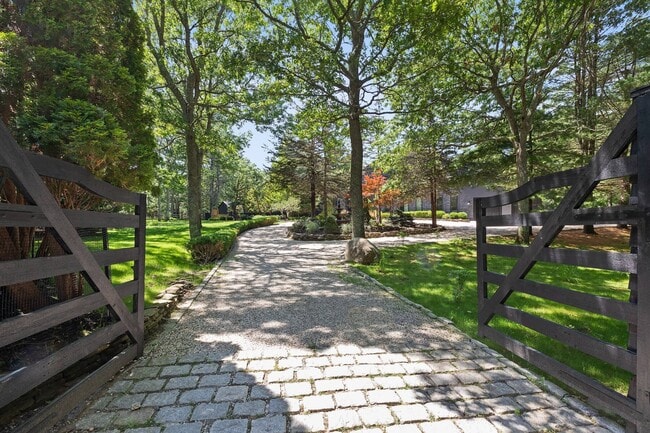 Primary Photo - 110 Merchants Path