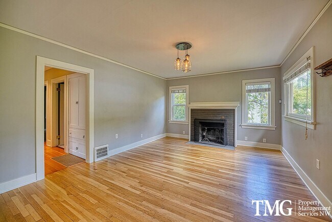 Building Photo - 3 BD SW Portland Home Near Multnomah Village