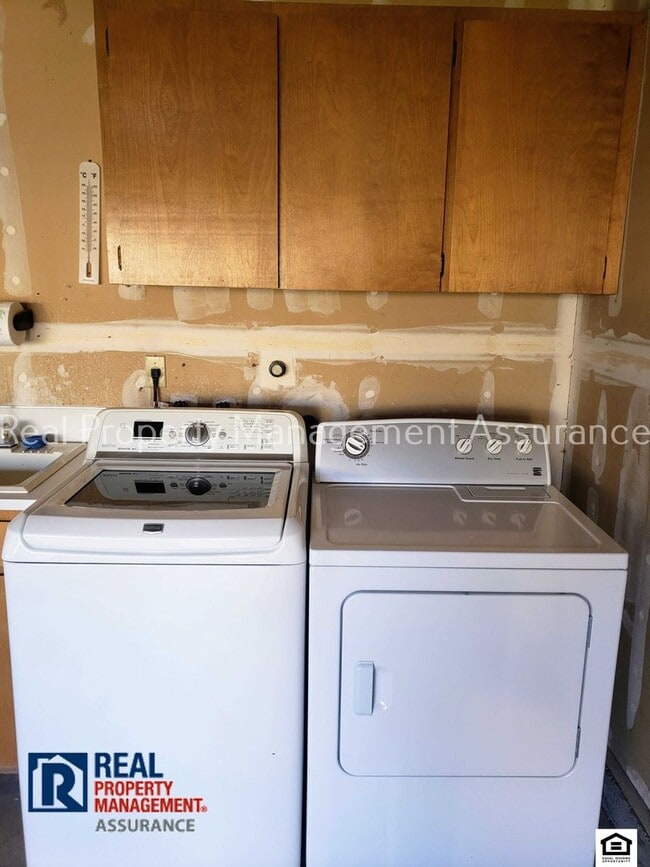 Building Photo - 1400 NE 14th Ave