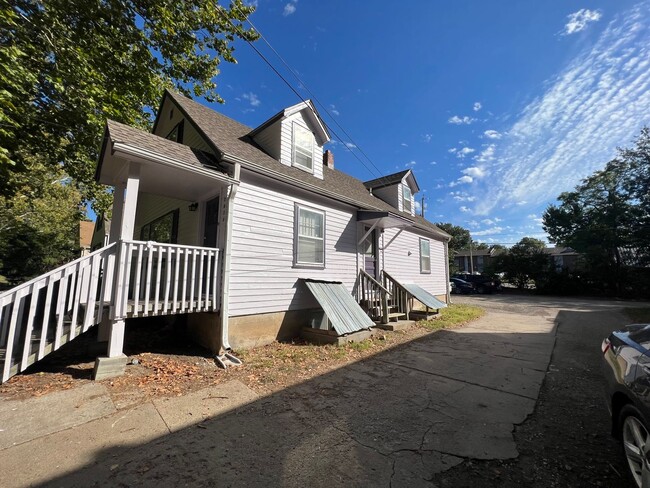 Building Photo - 4 bedroom Home Near Campus! Preleasing for...