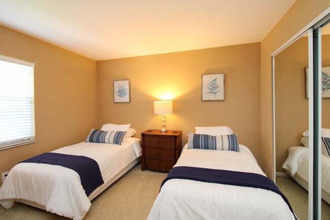 Building Photo - ** 2/2 CHARMING FURNISHED CONDO AT THE ISL...