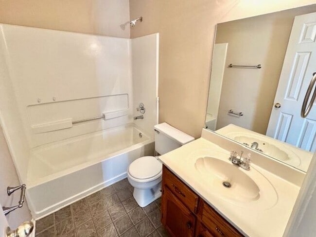 Building Photo - Available September 26, 2025, Charming 3 B...