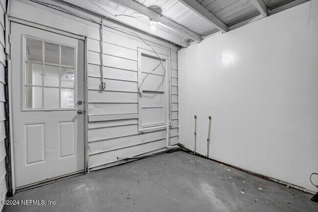 Building Photo - 5905 Diamond St