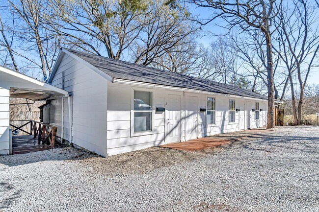 Building Photo - Newly Renovated Studio Apartment in Hollis...
