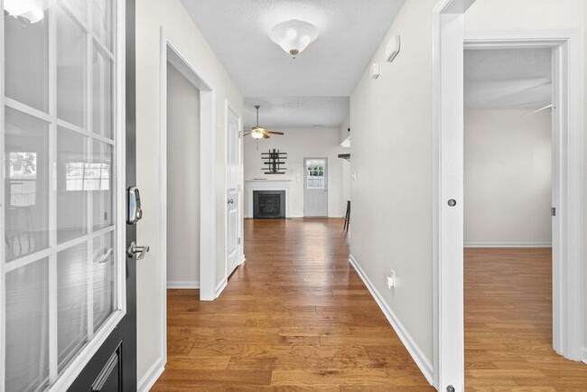 Building Photo - Well-Maintained 3 Bedroom, 2 Bath Home
