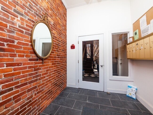 Building Photo - 1662 Washington St