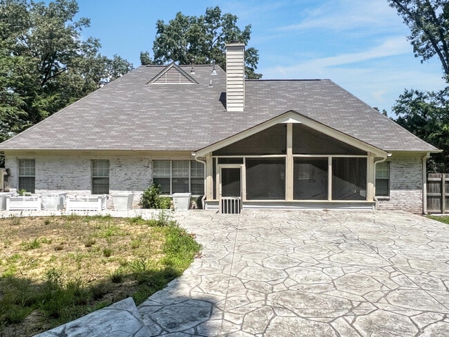 Building Photo - 8835 Robertson Ln N