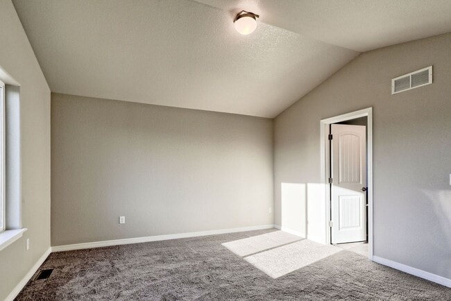 Building Photo - 3 Bedroom 2 1/2 Bath in Northwest Loveland