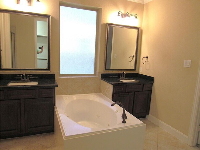 Building Photo - 13902 Desert Trace Ct