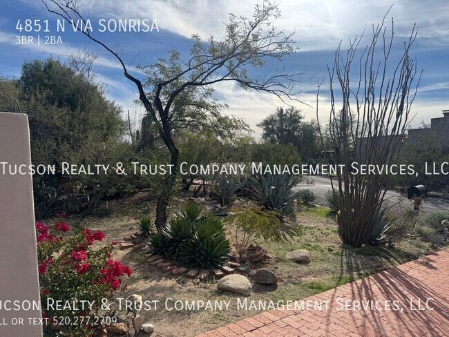 Building Photo - 4851 Vía Sonrisa