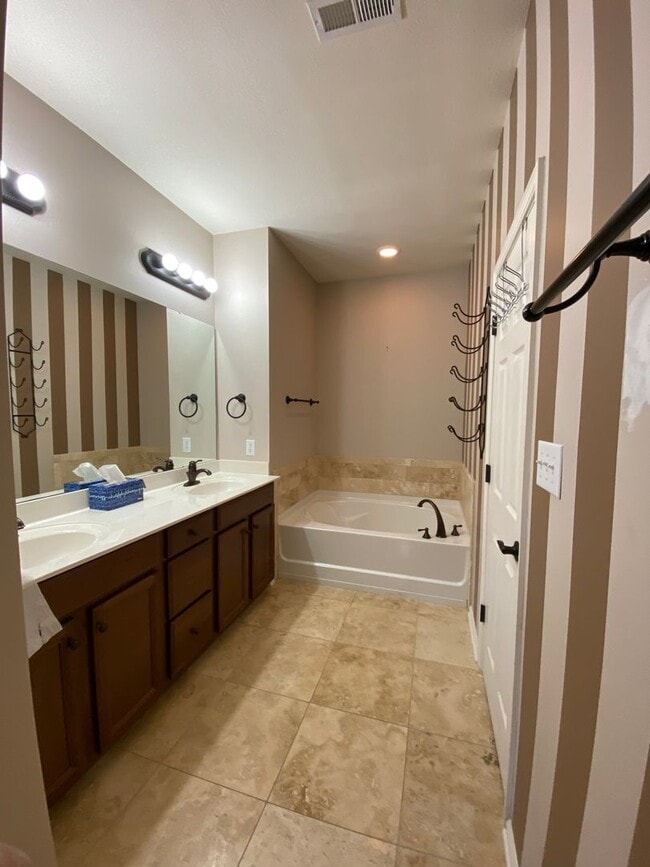 Building Photo - Townhome in a great location!