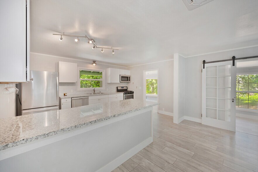 Building Photo - 14492 Meadow Dr