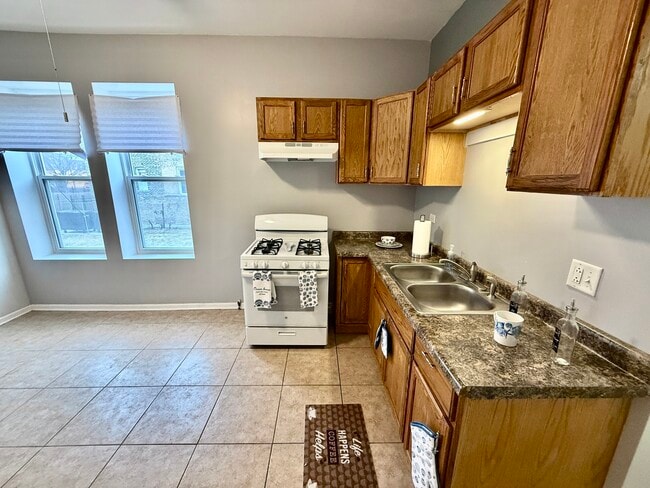 Building Photo - 3512 W 12th Pl