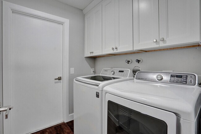 Building Photo - 9821 NW 5th Pl