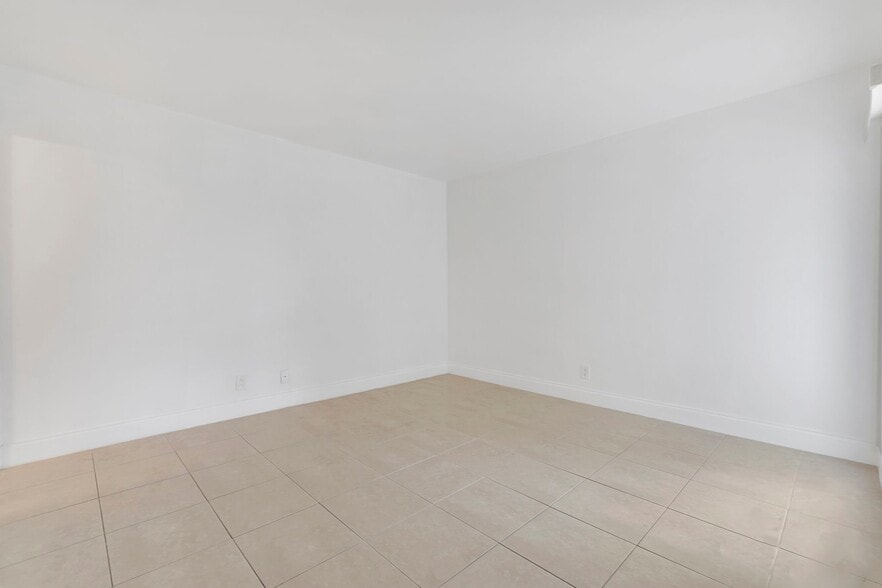 Building Photo - 3040 NE 16th Ave