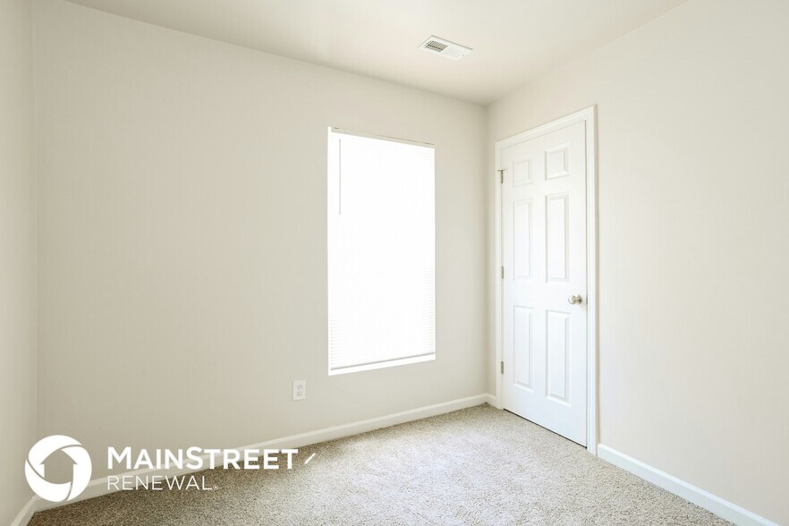 Building Photo - 5945 Hamilton Oaks Dr