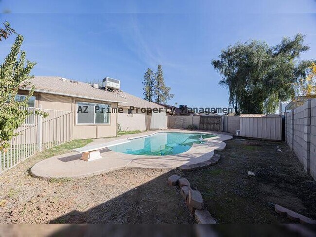 Building Photo - 2429 E Juanita Ave