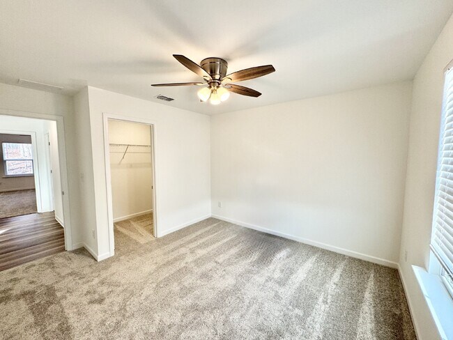 Building Photo - Like New 5 Bedroom Home with Community Amenities