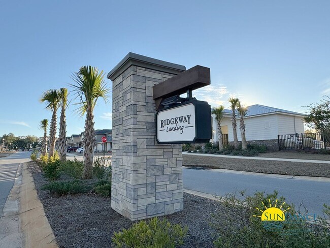 Building Photo - Modern 3 Bedroom Home with Community pool!