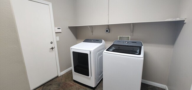 Building Photo - Lone Mountain Heights Luxury Living! 1st-m...
