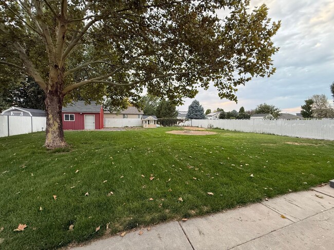 Building Photo - Spacious 5-Bedroom Home in Clinton!