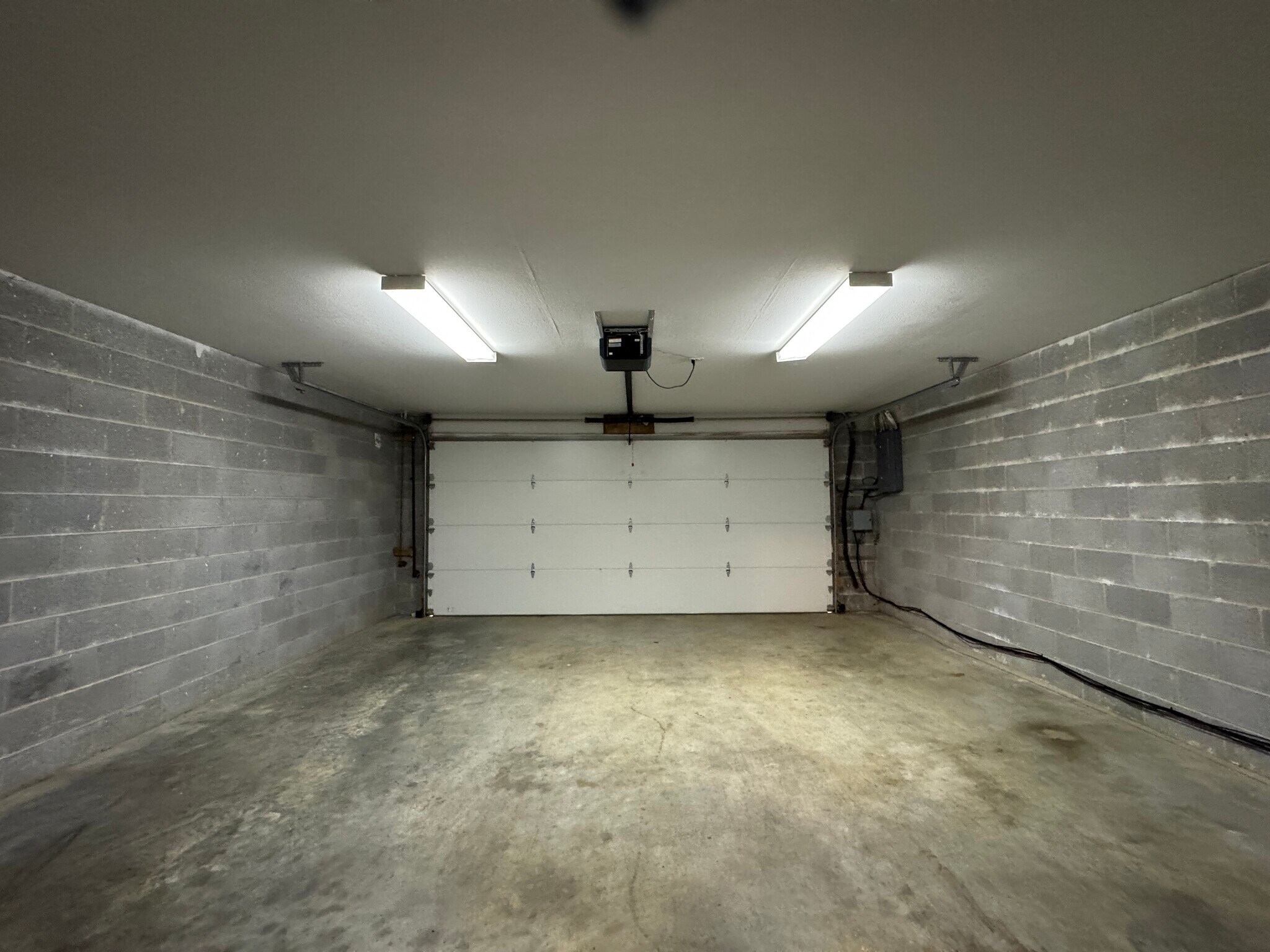 2 Car Garage - 304 Queen Victoria Way