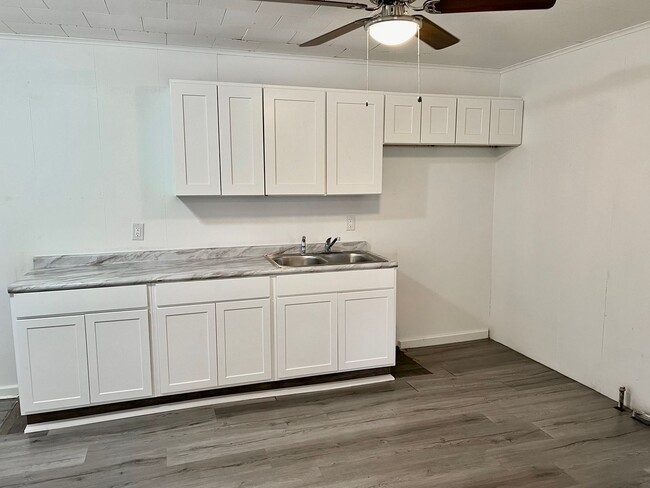 Building Photo - 3 Bedroom 1 1/2 Bath – For Rent!