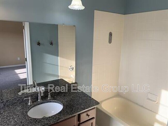 Building Photo - 436 W 5th Ave