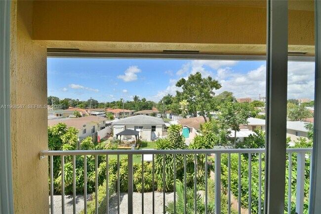 Building Photo - 2780 SW 33rd Ave