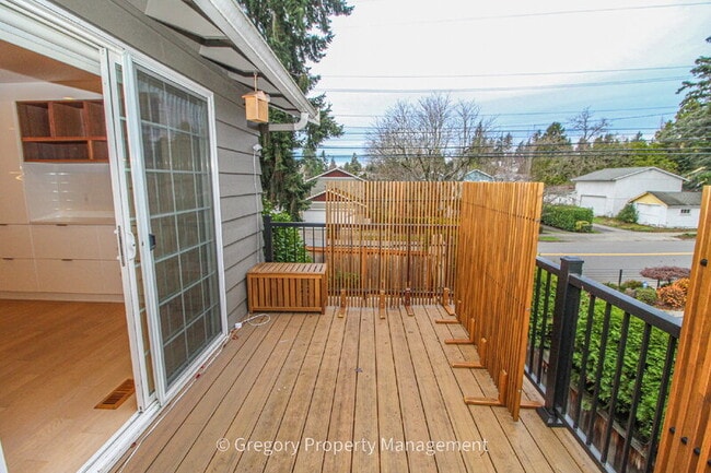 Building Photo - 604 9th Ave