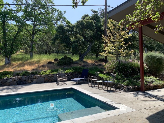 Building Photo - Stunning 3BD/2.5BA Home with Breathtaking ...