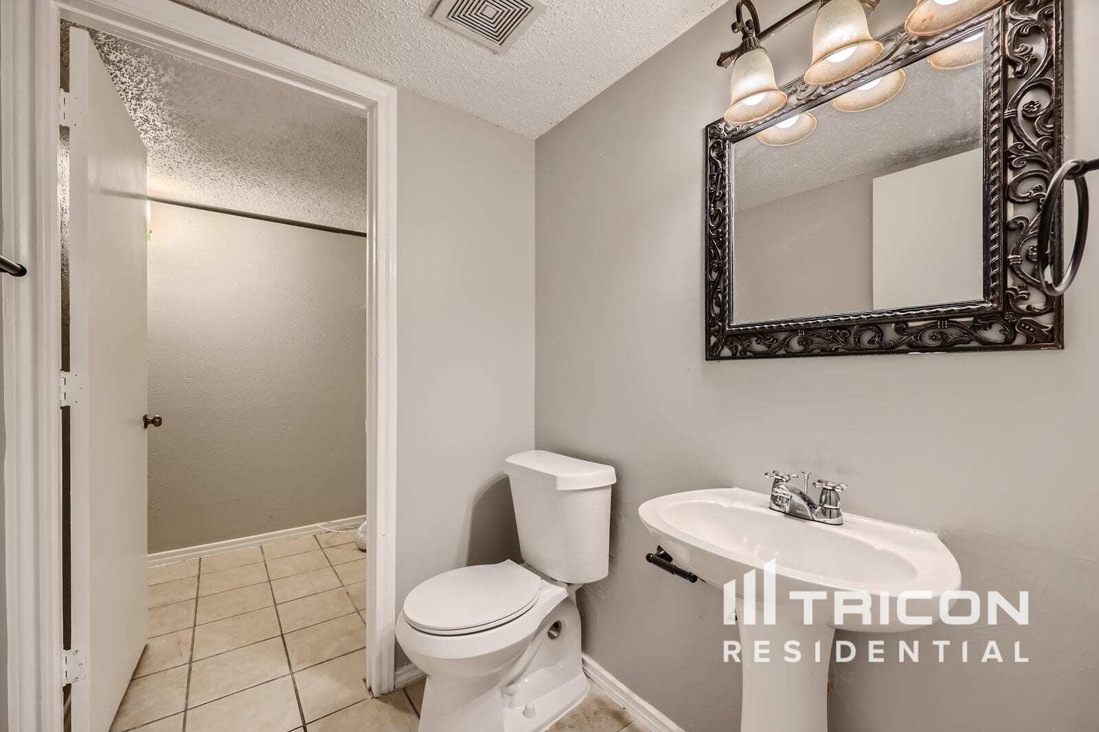 Building Photo - 3305 Castle Dr