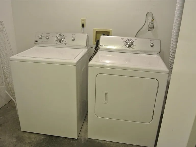 Building Photo - 905 Crestview Ln