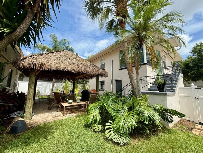 Building Photo - Fully furnished 1/1 Apartment Old NE