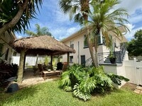 Building Photo - Adorable OLD NE garage 1/1 apartment - FUL...