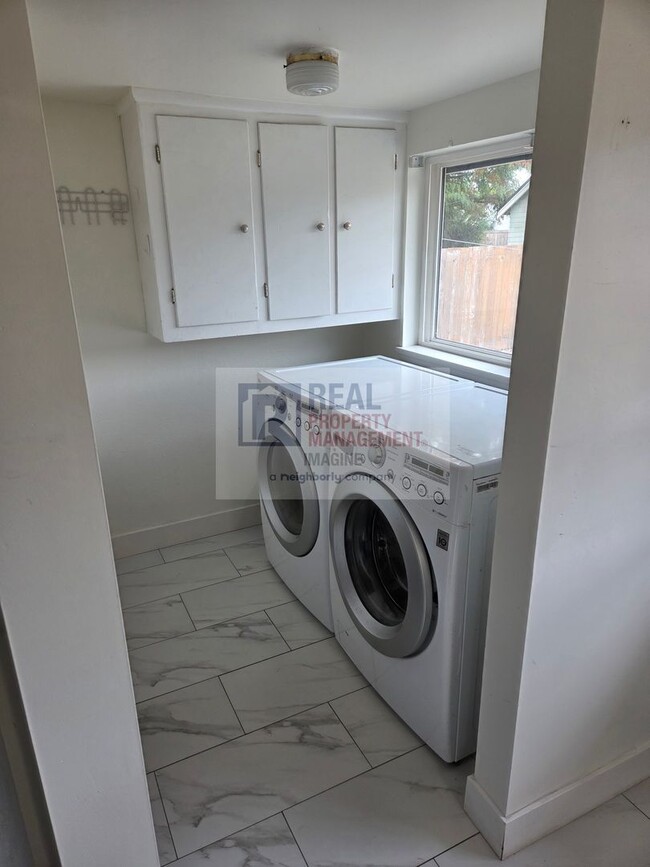 Building Photo - Check out this beautiful 4 bedroom, 2 bath...