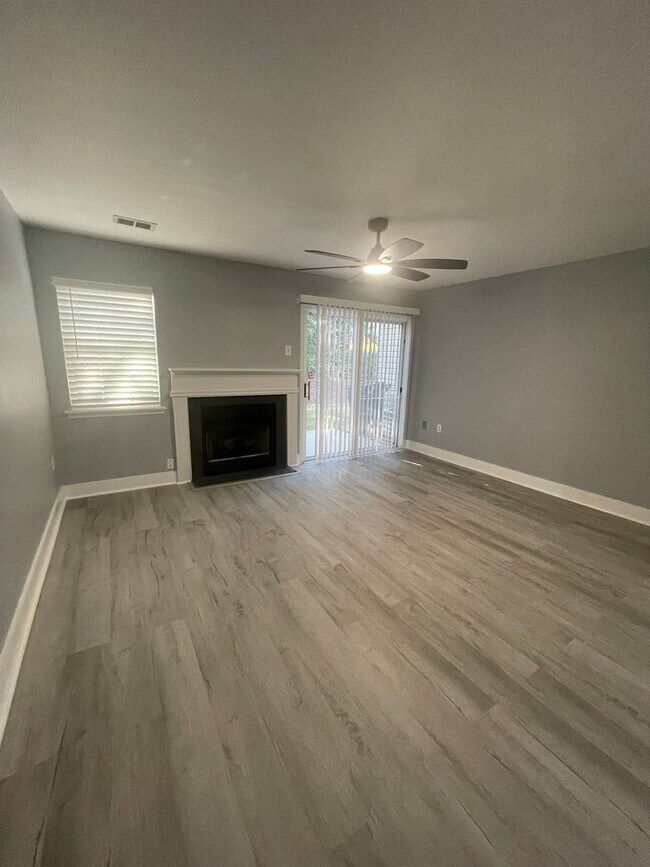 Building Photo - Adorable 2 bedroom 2.5 bathroom townhome |...